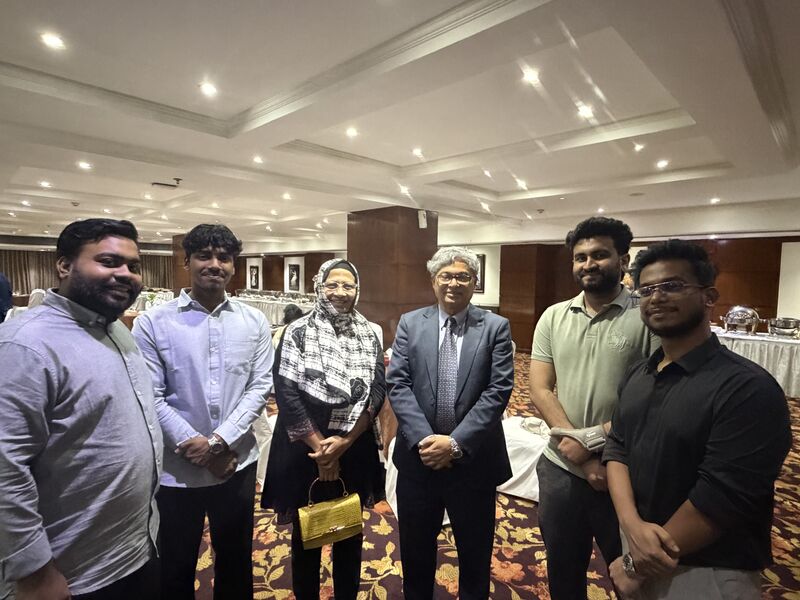 Alumni with the Vice-Chancellor at the meetup